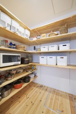   キッチンとパントリーの動線を短くすることにより  必要な食材を取りに行きやすく  調理用家電製品をスッキリと収納することができます。
