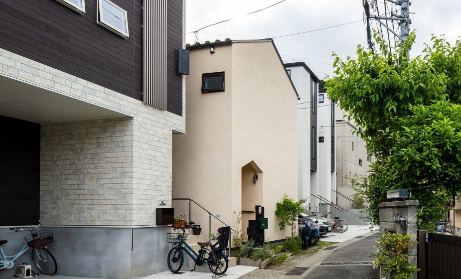 鎌倉　２０坪に建つ窓のないファサード、中庭がある開放的な家2