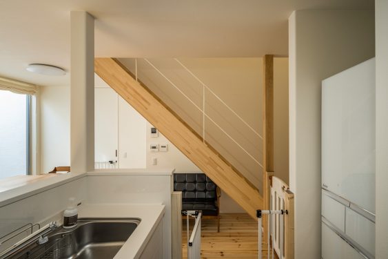 シンプルなアイアンの階段手すりはリビングに溶け込むデザイン。