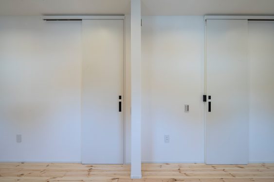 同じく二つ付けられているドアですが、ハイドアを採用することで、よりすっきりとしたスタイリッシュな印象に。