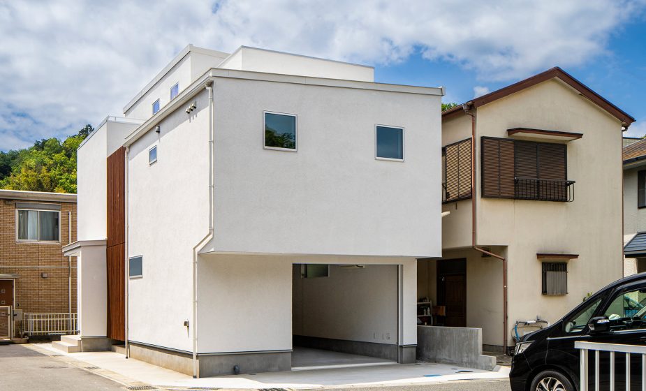 鎌倉　狭小地に建つインナーガレージを中心とする3階建て住宅　2