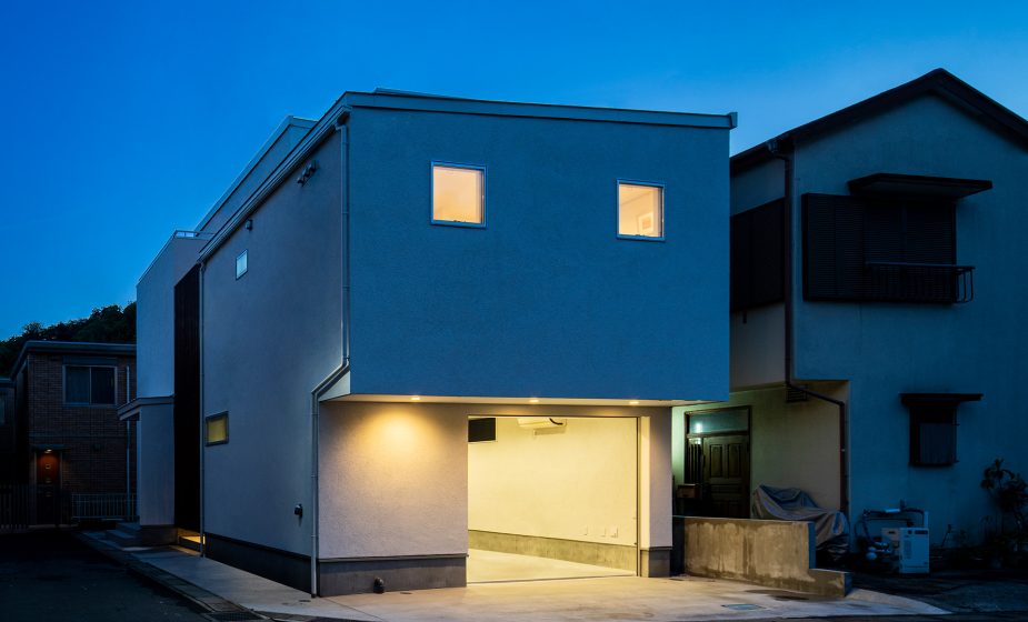 鎌倉　狭小地に建つインナーガレージを中心とする3階建て住宅　4