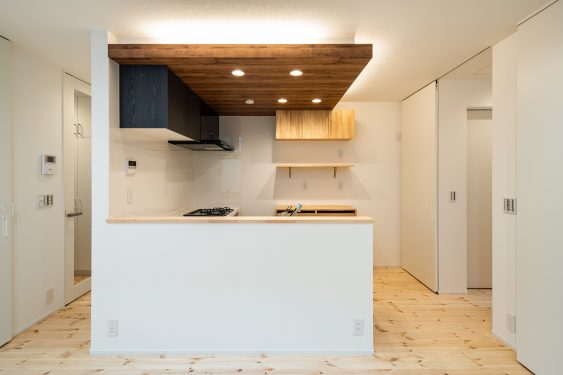 コンパクトながらも使い勝手の良さそうなキッチンは、白い壁に3色の木目調がアクセントとなり、空間を引き締めています。