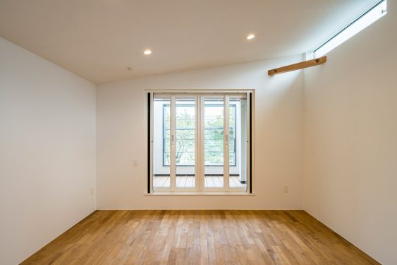 コンパクトな土地では２階リビングにすることで、室内に十分な明るさを取り込み、開放的な空間を実現できます。