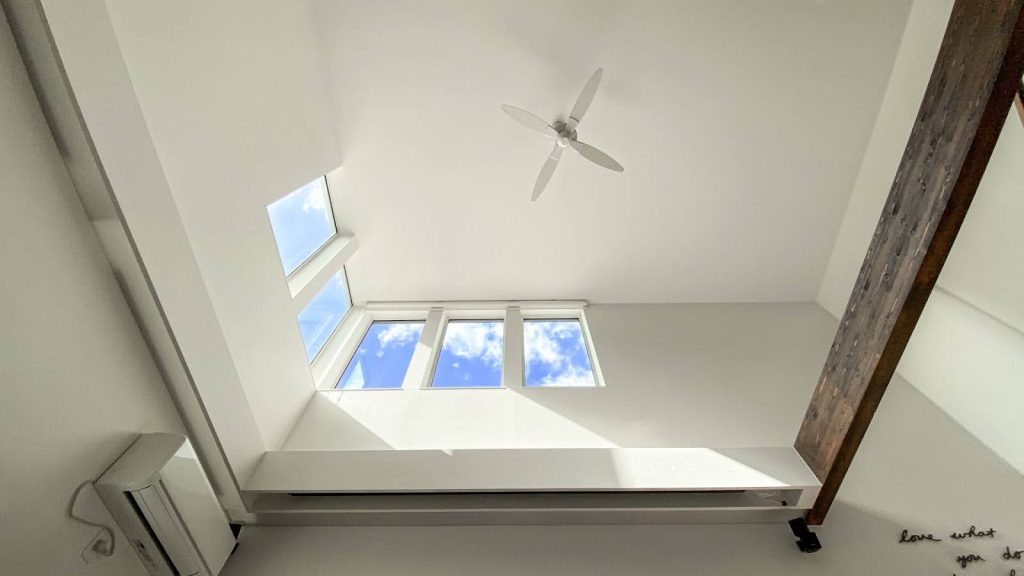 海辺の気候を生かして吹き抜けで快適に過ごす